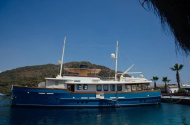Türkiye yakınlarındaki Akdeniz 'de deniz yatı Marmaris, mavi okyanus ve inanılmaz manzaralar.