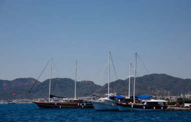 Türkiye yakınlarındaki Akdeniz 'de deniz yatı, Marmaris, marinada, mavi okyanusta ve inanılmaz manzaralı.