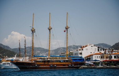 Türkiye yakınlarındaki Akdeniz 'de deniz yatı, Marmaris, marinada, mavi okyanusta ve inanılmaz manzaralı.