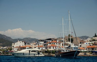 Türkiye yakınlarındaki Akdeniz 'de deniz yatı, Marmaris, marinada, mavi okyanusta ve inanılmaz manzaralı.