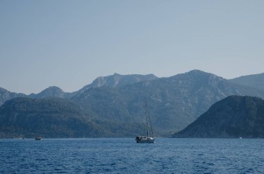 Türkiye yakınlarındaki Akdeniz 'de deniz yatı, Marmaris, marinada, mavi okyanusta ve inanılmaz manzaralı.