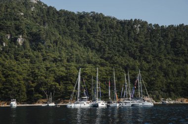 Türkiye yakınlarındaki Akdeniz 'de deniz yatı Marmaris, mavi okyanus ve inanılmaz manzaralar.