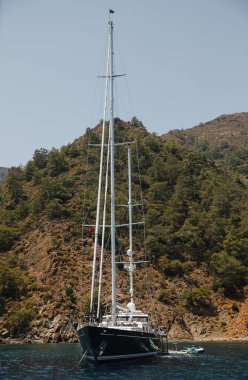 Türkiye yakınlarındaki Akdeniz 'de deniz yatı, Marmaris, marinada, mavi okyanusta ve inanılmaz manzaralı.