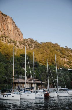 Türkiye yakınlarındaki Akdeniz 'de deniz yatı, Marmaris, marinada, mavi okyanusta ve inanılmaz manzaralı.