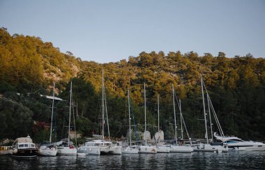 Türkiye yakınlarındaki Akdeniz 'de deniz yatı, Marmaris, marinada, mavi okyanusta ve inanılmaz manzaralı.