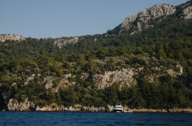 Türkiye yakınlarındaki Akdeniz 'de deniz yatı, Marmaris, marinada, mavi okyanusta ve inanılmaz manzaralı.