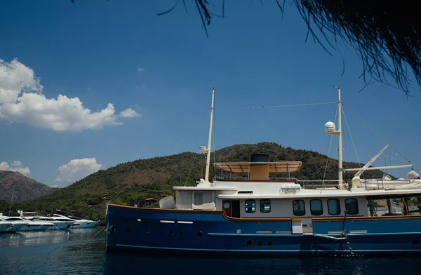 トルコの近くの地中海でヨットをセーリングMarmaris 青い海と信じられないほどの景色 — ストック写真