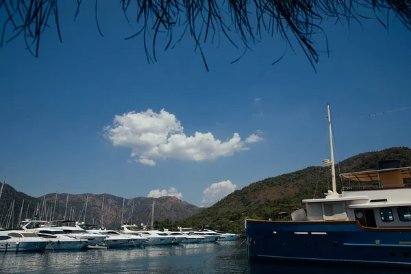 トルコの近くの地中海 マルマリス マリーナ 青い海と信じられないほどの景色でヨットをセーリング — ストック写真