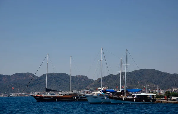 在地中海靠近土耳其的地方航行的游艇 在码头上航行的马尔马里斯 蓝色的海洋和令人难以置信的景色 — 图库照片