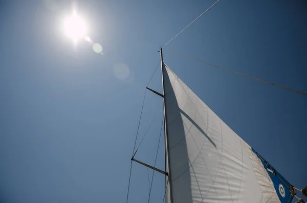 トルコの近くの地中海 マルマリス マリーナ 青い海と信じられないほどの景色でヨットをセーリング — ストック写真