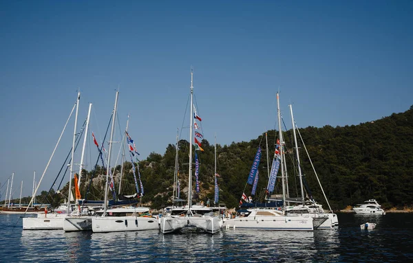 Iate Vela Mar Mediterrâneo Perto Turquia Marmaris Marina Oceano Azul — Fotografia de Stock