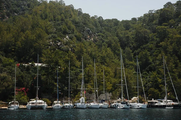 トルコの近くの地中海でヨットをセーリングMarmaris 青い海と信じられないほどの景色 — ストック写真