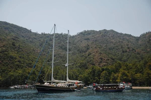 在地中海靠近土耳其的地方航行的游艇 在码头上航行的马尔马里斯 蓝色的海洋和令人难以置信的景色 — 图库照片