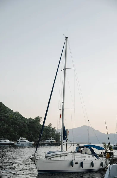 Iate Vela Mar Mediterrâneo Perto Turquia Marmaris Oceano Azul Vistas — Fotografia de Stock