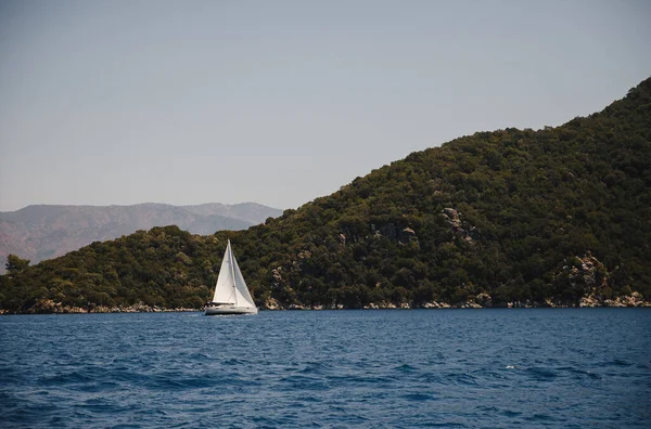 Plachetnice Středozemním Moři Blízkosti Turecka Marmaris Přístavu Modrý Oceán Neuvěřitelný — Stock fotografie