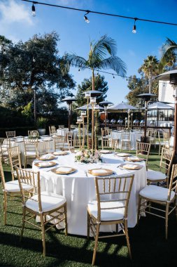 şık pahalı ve lüks düğün dekoru, çiçekler, pasta, şenlik resepsiyonu