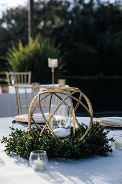 şık ve lüks düğün dekoru ve servis - çiçekler, altın