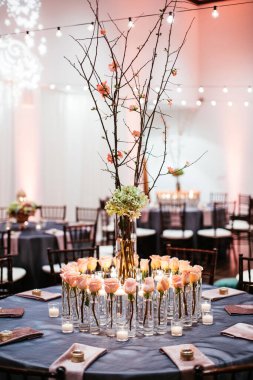 şık pahalı ve lüks düğün dekoru, çiçekler, pasta, şenlik resepsiyonu