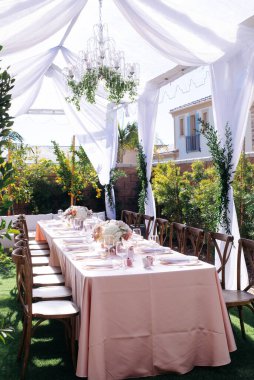 şık pahalı ve lüks düğün dekoru, çiçekler, pasta, şenlik resepsiyonu