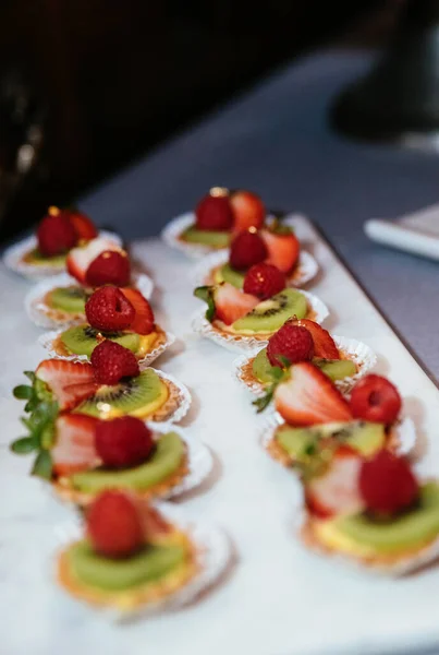 Stilvolle Teure Und Luxuriöse Hochzeitsdekoration Blumen Kuchen Festlicher Empfang — Stockfoto