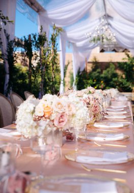 şık pahalı ve lüks düğün dekoru, çiçekler, pasta, şenlik resepsiyonu