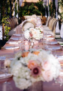 şık pahalı ve lüks düğün dekoru, çiçekler, pasta, şenlik resepsiyonu