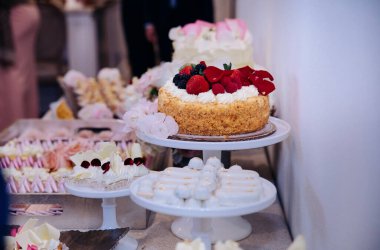 şık pahalı ve lüks düğün dekoru, çiçekler, pasta, şenlik resepsiyonu