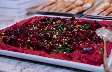 Restorandaki düğün büfesinde nefis sebze salatası.