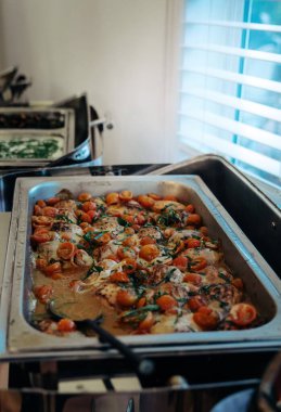 Restorandaki düğün büfesinde nefis pişmiş et sebzeleri.