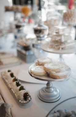 şık pahalı ve lüks düğün dekoru, çiçekler, pasta, şenlik resepsiyonu