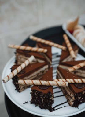 şık, pahalı ve lüks bir düğün dekoru. Tatlılar, kekler, şenlikli bir resepsiyon.