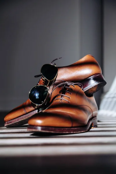 Lüks Klasik Kahverengi Damat Ayakkabıları Pahalı Gözlükler — Stok fotoğraf