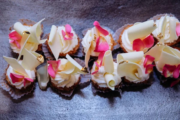 Stilvolles Teures Und Luxuriöses Hochzeitsdekor Mit Süßigkeiten Und Cupcakes Festlicher — Stockfoto