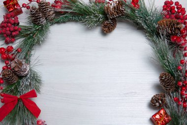 Yılbaşı ağacının bir dalına sahip beyaz bir arkaplanda yeni yıl özellikleri