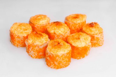 Beyaz arka planda menü için lezzetli suşi