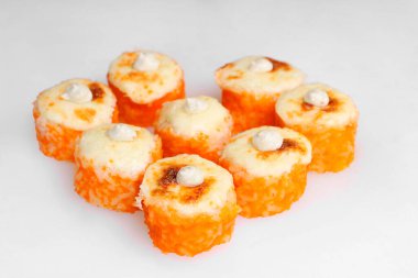 Beyaz arka planda menü için lezzetli suşi