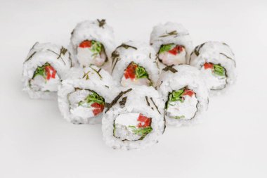 Beyaz arka planda menü için lezzetli suşi