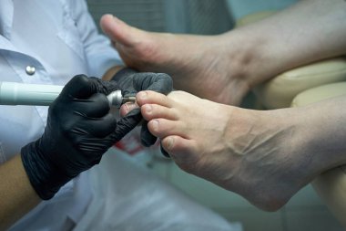 Model ile profesyonel pedikür sürecinin fotoğrafı