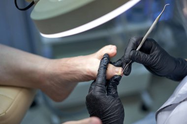 Model ile profesyonel pedikür sürecinin fotoğrafı