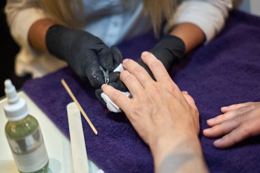 Manikür aracı kullanan profesyonel bir manikür sürecinin fotoğrafı