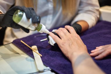 Manikür aracı kullanan profesyonel bir manikür sürecinin fotoğrafı