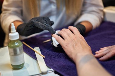 Manikür aracı kullanan profesyonel bir manikür sürecinin fotoğrafı