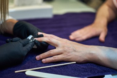 Manikür aracı kullanan profesyonel bir manikür sürecinin fotoğrafı