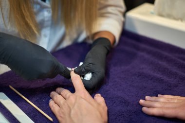 Manikür aracı kullanan profesyonel bir manikür sürecinin fotoğrafı