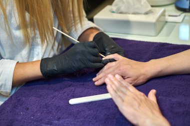 Manikür aracı kullanan profesyonel bir manikür sürecinin fotoğrafı