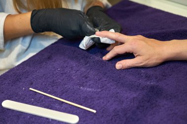 Manikür aracı kullanan profesyonel bir manikür sürecinin fotoğrafı