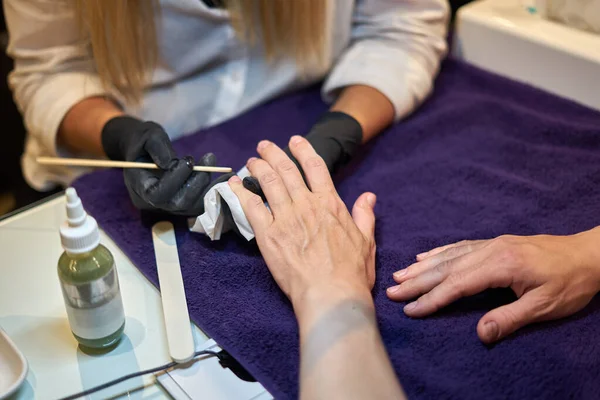 Manikür aracı kullanan profesyonel bir manikür sürecinin fotoğrafı