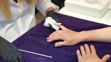 Manikür aracı kullanan profesyonel manikür sürecinin videosu