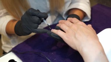 Manikür aracı kullanan profesyonel manikür sürecinin videosu