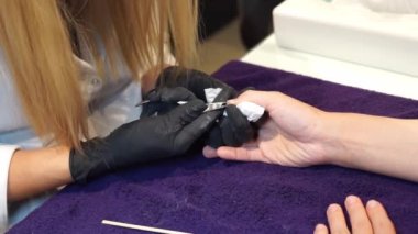 Manikür aracı kullanan profesyonel manikür sürecinin videosu